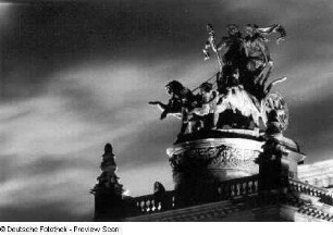 Pantherquadriga : Opernhaus. Pantherquadriga von Johannes Schilling