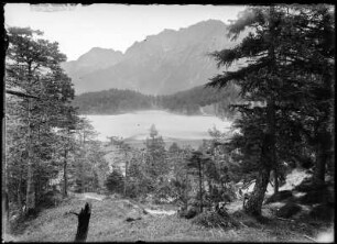 Lautersee bei Mittenwald. Blick über den See zum Karwendelgebirge