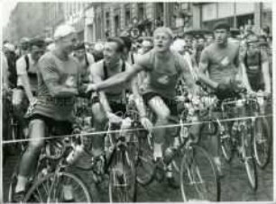 Friedensfahrer?, zweiter von rechts: Täve Schur