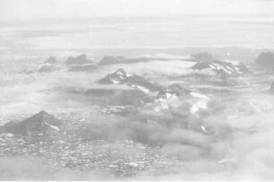 Kap Dan: Luftbilder, Küstenfjorde, Berge, Eisschollen und Wolken