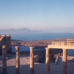 Lindos (Rhodos). Säulenhalle, Säulenhalle, um 200 v. Chr., vorne Heiligtum der Athena Lindia