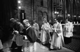Freiburg: Priesterweihe im Münster, Auszug der Priester