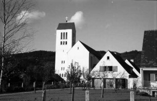 Freiburg i. Br.: Dreifaltigkeitskirche (Durchblick durch Sträucher)