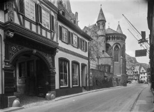 Blick in die Oberstraße in Bacharach mit Hotel Posthof und der Apsis von St. Peter