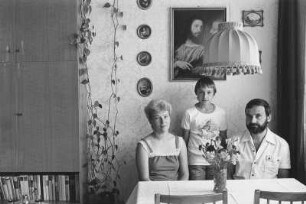 Familie E. (Sachbearbeiterin, Produktionsleiter beim Fernsehen) am Eßtisch