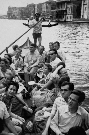 Eine Freiburger Exkursionsgruppe unter Leitung von Kurt Bauch in einer Gondel in Venedig, darunter Edeltraud Rettich (links vorne) und Rosel Gollek (dahinter); Jürgen Paul, Kurt Bauch, Ernst Adam (im Hintergrund); Heinrich Geißler, Marga Anstett, Conrad und Johannes Langner (ganz vorne)