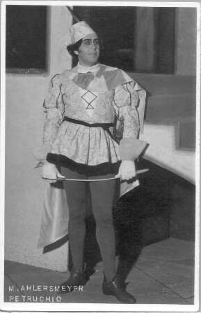 Mathieu Ahlersmeyer als Petruchio in "Der Widerspenstigen Zähmung" von Hermann Goetz. Fotografie (Weltpostkarte mit Autograph verso, datiert 02.12.1936). Staatsoper Dresden, um 1935