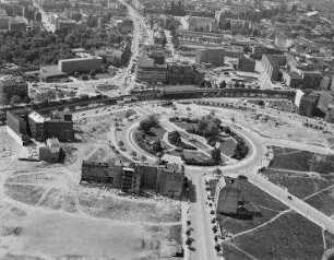 Luftaufnahme, Blick von Nord-Osten auf den Mehringplatz mit Amerika-Gedenkbibliothek. Berlin-Kreuzberg, Mehringplatz