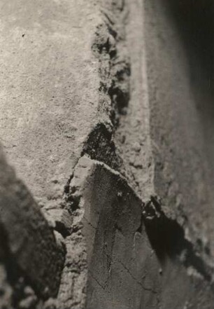 Wechselburg. Stiftskirche. Graben 4. Apsis der Krypta. Rechte untere Ecke des Mittelfensters