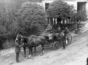 Kutsche vor dem Hotel und Gasthof "Prinz Carl" in Buchen