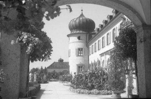 Höhenried: Blumen, Durchblick durch Bogen