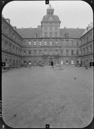 Weißenfels. Schloß Neu-Augustusburg (Baubeginn 1661; J. M. Richter). Westflügel mit Turm über den Schloßhof von Osten