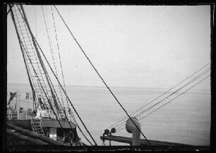 Dampfer "Prinz Ludwig von Bayern" der Norddeutschen Lloyd": Blick über ein Schiff auf das Meer