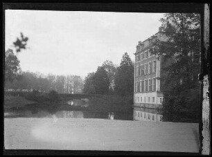 Schloss Huysse mit Wassergraben und Brücke, nördlich Audenarde (= Oudenaarde, Bez. Oudenaarde, Belgien)
