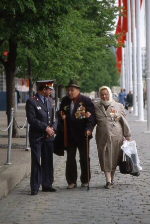 Ordenbehängtes Paar + Milizionär am Roten Platz in Moskau, 1989