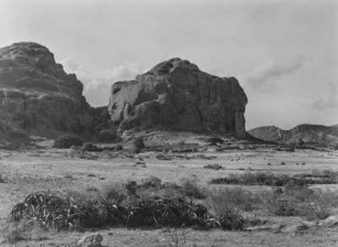 Felsformation : Felsen im in Eritrea gelegenen Teils des Hochlands von Abessinien. Am Fuß des Berges eine Siedlung