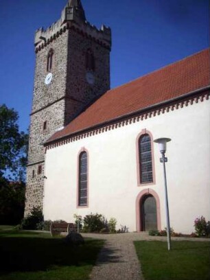 Turm und Langhaus von Südosten