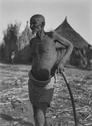 Männerportrait : Portrait eines Mannes vor einer Hütte