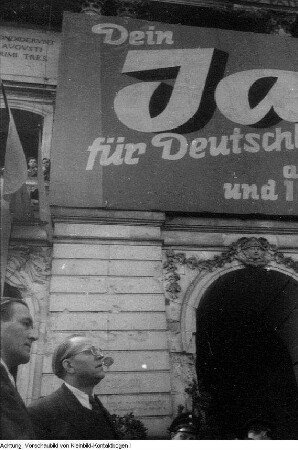 Dresden, Karl-Marx-Platz (Palaisplatz), Ottomar Geschke, Funktionär des FDGB, wirbt für den 3. Deutschen Volkskongreß für Einheit und Frieden in Berlin, 14. Mai 1949