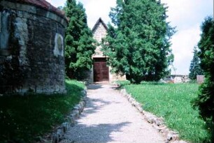 Weg zur Leichenhalle, links Apsis