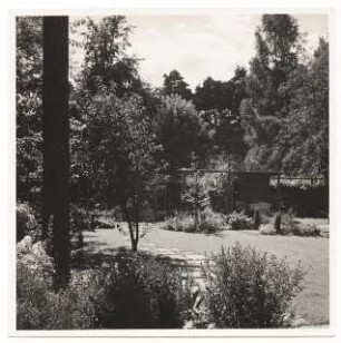 Garten Zintsch, Berlin-Zehlendorf: Plattenweg zur Gartenlaube