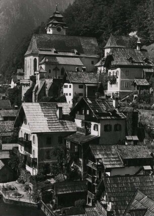 Hallstadt am Hallstädter See. Österreich. In der Bildmitte die Pfarrkirche Mariä Himmelfahrt (Maria am Berg), erbaut um 1150 im Stil der Romanik.