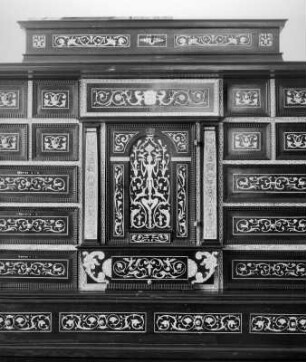 Kabinettschrank mit Elfenbein-Intarsien : Kabinettschrank mit Elfenbein-Intarsien. Holz, Elfenbein (1701/1800). Mittelteil. Wolfegg, Schloß Wolfegg