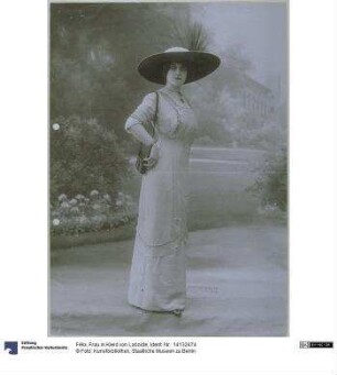 Frau in Kleid von Laboide