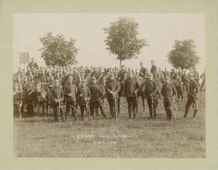 Offizierskorps (ca. 100 Personen) des Landwehr-Übungsbataillon Garnison Ulm, in Uniform, teils zu Pferde, teils im Gelände stehend
