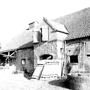 Bauerngehöft Herbst: Wirtschaftsgebäude: Zugang aus gemauerten Feldsteinen: davor Bretter und rechts Leiter