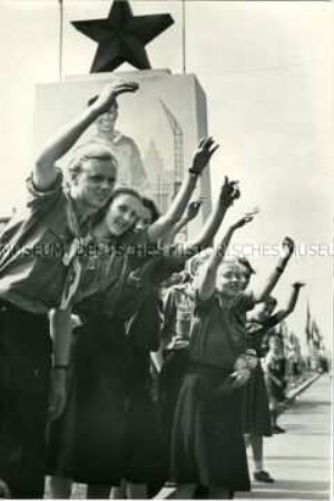 FDJler erwarten an der Stalinallee die Delegierten der 3.Weltfestspiele