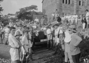 St. George´s College : Die Schüler des St. George´s College stehen um ein Expeditionsfahrzeug herum