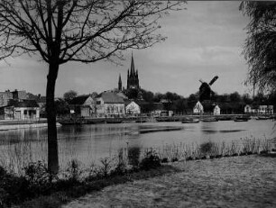 Blick über die Havel auf Werder (Mark Brandenburg). In der Bildmitte die, 1856 im Stil der Neugotik errichteten, evangelischen Heilig-Geist-Kirche. Rechts eine Bockwindmühle