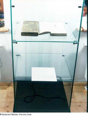 Raumaufnahme. Ausstellungsvitrine (Erdgeschoß) mit Illustrationen von R. Dreher zu Voltaire "Candide oder der Optimismus"