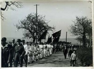 Demonstrationszug mit Mitgliedern des Roten Frontkämpferbundes und eines Arbeitermusikkorps auf dem Weg von Heidenau nach Dohna