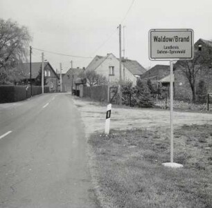 Waldow bei Lübben, Ansicht mit Ortseingangsschild