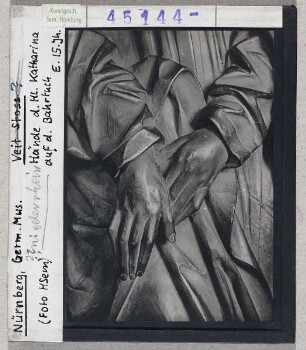Nürnberg: Hände der heiligen Katharina auf dem Bartuch, Germanisches Nationalmuseum