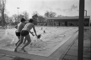 Beginn der Badesaison beim Rheinhafenbad