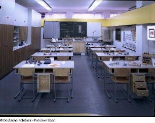 Schulbank : Ausstellungskoje mit Polytechnischem Kabinett. Ansicht mit Anbauwand und Schulbänken (1973)