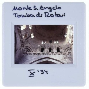 Monte Sant'Angelo, Tomba di Rotari : Innenansicht Wand