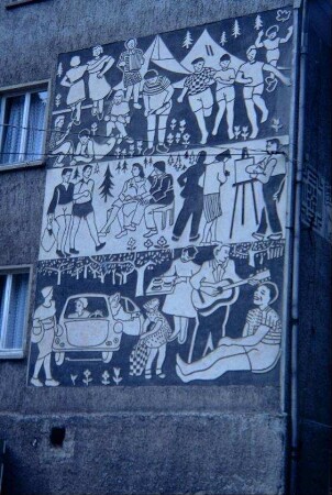 Detail voriges Bild: Wandrelief mit idealisiertem DDR-Alltag an Hausfassade des Urlaubsobjektes "Finkenmühle"