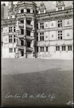 Schloss Blois, Innenhof mit Flügel von François Ier und der großen Wendeltreppe