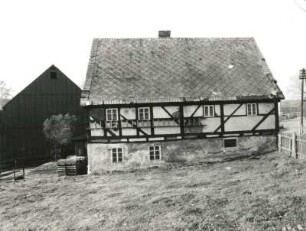 Dörnthal (Pfaffroda-Dörnthal), Hauptstraße 134 (Hof Nr. 135). Wohnstallhaus. Feldseite von Norden gegen Scheune