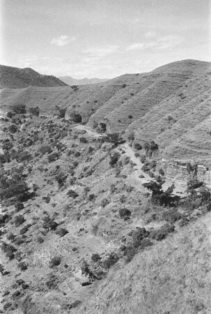 Am Krater des Hara Hoddu Vulkan : Blick auf eine vulkanische Berglandschaft