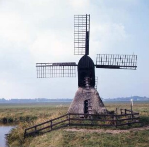 Schleswig-Holstein, Windmühle : Letzte der 350 Wind- und Schöpfmühlen, heute (seit 1960) in der Marsch hinter Itzehoe