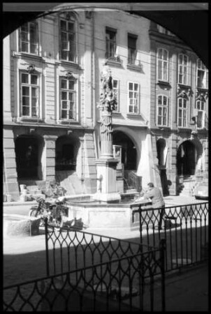 Bern: Gerechtigkeitsbrunnen, vom südlichen Laubengang