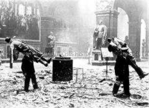 Die Ruhmeshalle des Berliner Zeughauses nach einem Bombenangriff