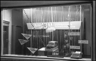 Freiburg: IBM, Schaufenster, mit schwarzem Hintergrund