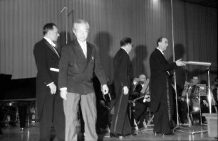 Donaueschingen: Donaueschinger Musiktage; Yoritsune Matsudaira mit den drei Dirigenten: Rosbaud, Stoll und Schatz