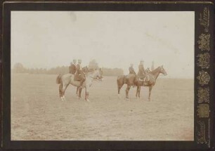 Großherzog Friedrich I. zu Pferd mit drei berittenen Uniformierten auf freiem Feld.